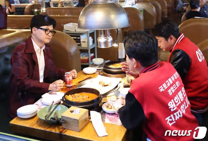 [사진] '李 인증샷' 고깃집 방문한 한동훈
