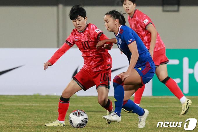 [사진] 사라 에게스빅과 볼 다투는 지소연