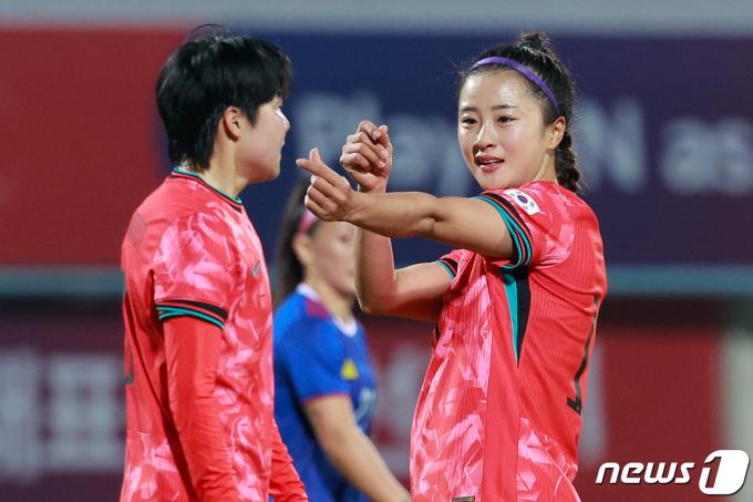 [사진] 최유리 '하트 발사'