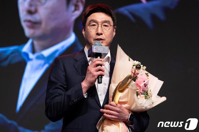KB스타즈 김완수 감독이 4일 서울 여의도 63컨벤션센터에서 열린 우리은행 우리WON 2023-2024 여자프로농구 시상식에서 지도상을 수상한 후 수상소감을 밝히고 있다. 2024.4.4/뉴스1 ⓒ News1 유승관 기자
