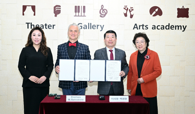 백경현 구리문화재단  이사장(오른쪽 두번째), 진화자 대표(오른쪽 첫 번째)와 이탈리아 이블라재단 몰티산티 살바토레 총예술감독(왼쪽 두번째), 손정윤 한국지사 대표(왼쪽 첫 번째)가 업무협약을 맺고 기념촬영을 하고 있다. /사진제공=구리문화재단