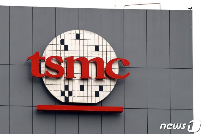 대만 타이난에 위치한 TSMC 공장 외부에 설치된 로고. ⓒ 로이터=뉴스1