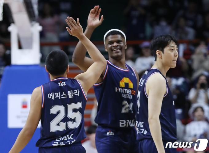 8일 오후 부산 사직실내체육관에서 열린 '2023-2024 정관장 프로농구' 6강 플레이오프 3차전 부산 KCC와 서울 SK의 경기에서 KCC 존슨이 덩크슛으로 득점에 성공한 뒤 에피스톨라와 기쁨을 나누고 있다. 2024.4.8/뉴스1 ⓒ News1 윤일지 기자