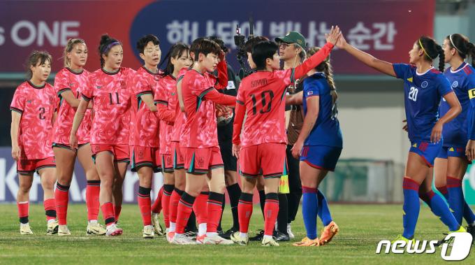 [사진] 인사 나누는 한-필리핀 여자축구팀