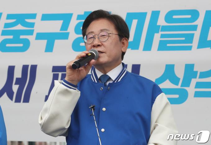 이재명 더불어민주당 대표가 8일 오후 서울 중구 신일교회 앞에서 박성준 서울 중구성동을 후보의 지지를 호소하고 있다. 2024.4.8/뉴스1 ⓒ News1 임세영 기자