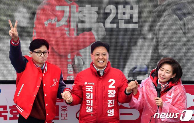 한동훈 국민의힘 비상대책위원장 겸 총괄선거대책위원장이 29일 오전 서울 동작구 성대시장에서 장진영(동작구갑), 나경원(동작구을) 후보 지원유세를 하고 있다.(공동취재) 2024.3.29/뉴스1 ⓒ News1 구윤성 기자