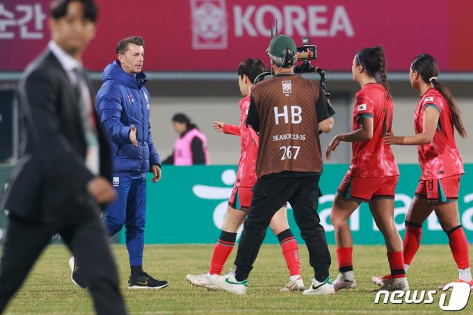 [사진] 선수들 격려하는 콜린 벨 감독