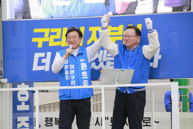 김부겸 민주당 상임공동선대위장(오른쪽)이 윤호중 후보의 구리역 유세 현장을 찾아 지원 유세를 하고 있다. /사진제공=윤호중 선거캠프
