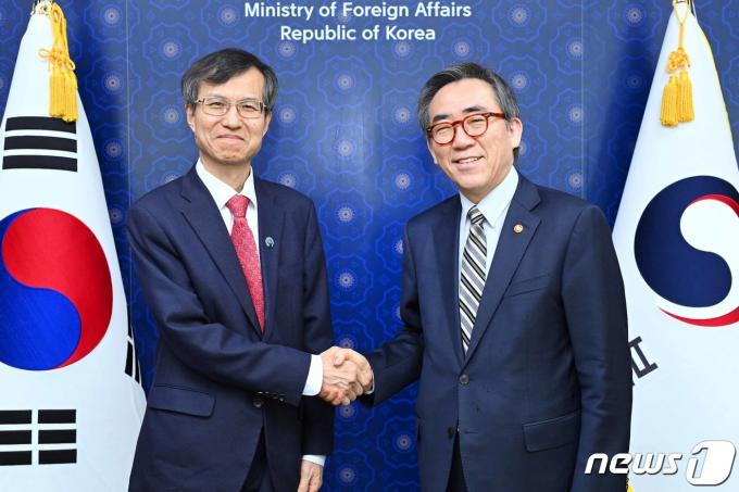 [사진] 이희섭 3국협력사무국 사무총장 만나는 조태열 외교부 장관