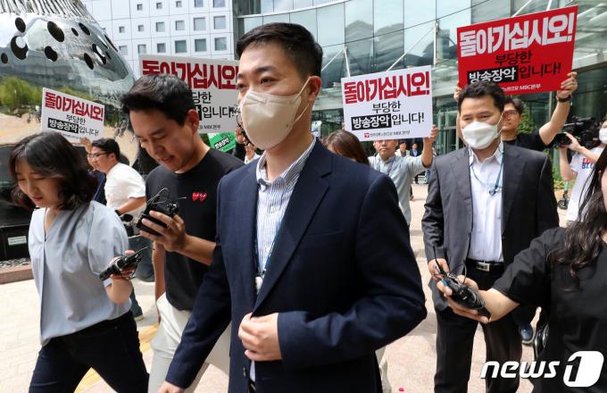서울경찰청 반부패·공공범죄수사대 수사관들이 30일 서울 마포구 상암동 MBC 사옥에서 '한동훈 법무부 장관 개인정보 유출' 혐의 관련 MBC기자의 사무실 압수수색을 시도하다 언론노조 등의 항의에 철수하며 취재진 질문을 받고 있다. 2023.5.30/뉴스1 ⓒ News1 박세연 기자