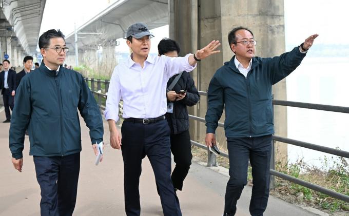 오세훈 서울시장이 10월부터 운행하는 수상 대중교통 '한강 리버버스' 선착장 예정지 3곳을 8일 방문했다.
