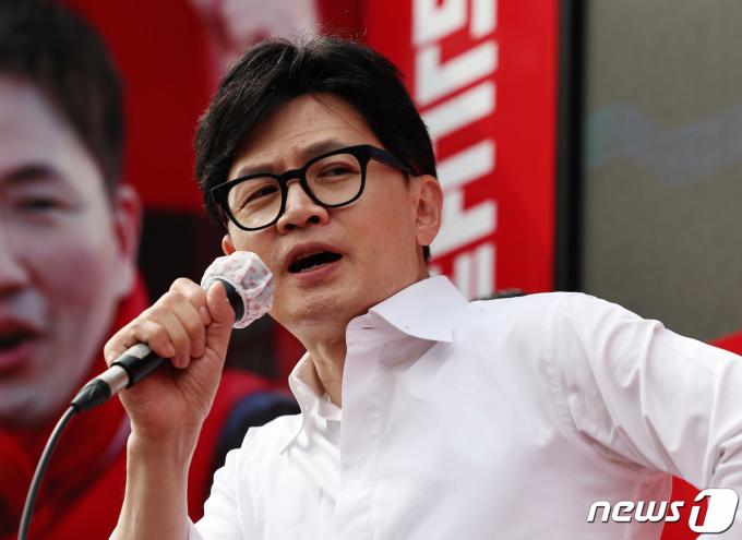 한동훈 국민의힘 비상대책위원장 겸 총괄선거대책위원장이 8일 오후 경기 용인시 처인구 용인중앙시장 일대에서 집중유세를 하고 있다. 2024.4.8/뉴스1 ⓒ News1 구윤성 기자