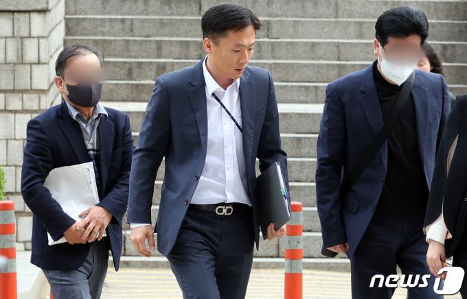 한국토지주택공사(LH)와 조달청이 발주한 감리 입찰 과정에서 수천만 원의 뒷돈을 주고받은 혐의를 받는 공무원과 준정부기관 직원, 사립대 교수 등 피의자들이 8일 오전 서울 서초구 중앙지법에서 열린 구속 전 피의자 심문(영장실질심사)에 출석하고 있다. 검찰은 LH 공공 발주 건설사업관리 용역 입찰에서 참여 업체들로부터 심사에서 좋은 점수 및 경쟁업체에는 최하위 점수를 부여할 것을 청탁받고 그 대가로 뇌물을 수수한 혐의로 지난 4일 이들에 대한 구속영장을 청구했다. 2024.4.8/뉴스1 ⓒ News1 김명섭 기자