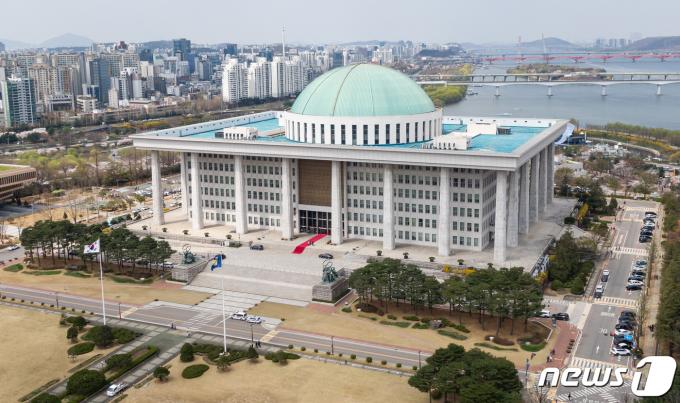 제22대 국회의원 선거 사전투표를 하루 앞둔 4일 서울 여의도 국회 모습. 4·10 총선 사전투표는 오는 4월 5~6일 이틀 동안 진행된다. 투표 시간은 오전 6시부터 오후 6시까지다. 자신의 지역구와 관계없이 전국 각 지역에 있는 투표소에서 투표할 수 있다. 2024.4.4/뉴스1 ⓒ News1 유승관 기자