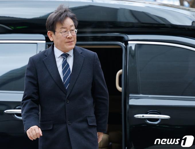 '위증교사' 혐의를 받는 이재명 더불어민주당 대표가 22일 서울 서초구 중앙지방법원에서 열린 첫 공판에 출석하며 지지자들을 바라보고 있다.  2024.1.22/뉴스1 ⓒ News1 안은나 기자
