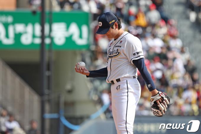 31일 서울 송파구 잠실야구장에서 열린 프로야구 '2024 신한 SOL 뱅크 KBO리그' KIA 타이거즈와 두산 베어스의 경기에서 5회초 KIA 공격 두산 곽빈이 3실점 하고 아쉬워하고 있다. 2024.3.31/뉴스1 ⓒ News1 이승배 기자