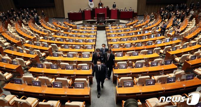 윤석열 대통령이 25일 오전 국회 본회의장에서 내년도 정부 예산안에 대한 시정연설을 마친 뒤 텅 빈 더불어민주당 의원석 사이로 걸어나가고 있다. (공동취재) 2022.10.25/뉴스1 ⓒ News1 허경 기자