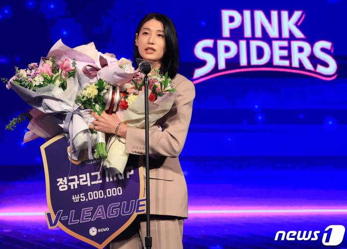흥국생명 김연경이 8일 오후 서울 서초구 더케이 호텔 서울 그랜드볼룸에서 열린 '도드람 2023-2024 V-리그 시상식'에서 여자부 MVP를 수상한 뒤 소감을 말하고 있다.  2024.4.8/뉴스1 ⓒ News1 김진환 기자
