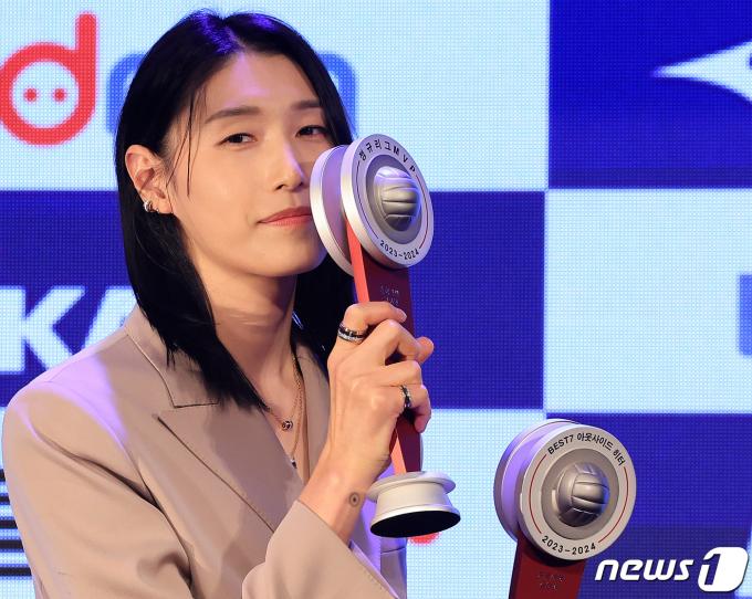 흥국생명 김연경이 8일 오후 서울 서초구 더케이 호텔 서울 그랜드볼룸에서 열린 '도드람 2023-2024 V-리그 시상식'을 마친 뒤 정규리그 MVP, 여자부 베스트7 아웃사이드 히터 트로피를 들고 포즈를 취하고 있다. 2024.4.8/뉴스1 ⓒ News1 김진환 기자