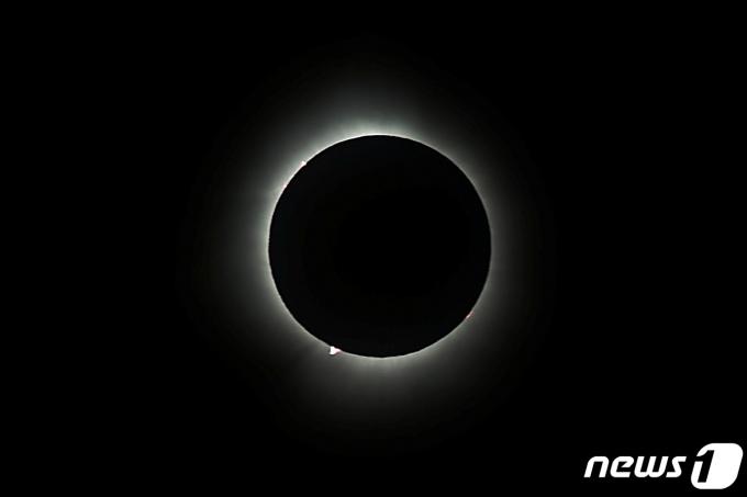 [사진] 7년만에 우주쇼, 태양 가린 달