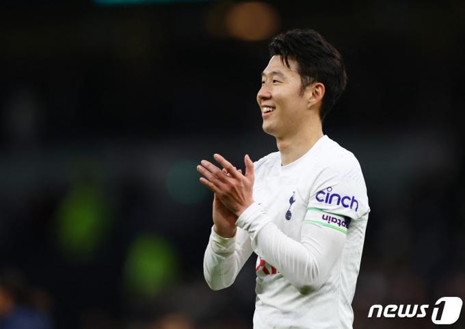 토트넘의 손흥민이 7일(현지시간) 영국 런던의 토트넘 홋스퍼 스타디움에서 열린 EPL 노팅엄 포리스트와 경기서 시즌 9호인 결승 골 도움을 기록하며 승리로 마친 뒤 박수를 치고 있다. 2024. 4. 8 ⓒ 로이터=뉴스1 ⓒ News1 우동명 기자