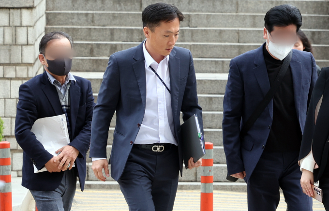한국토지주택공사(LH)와 조달청이 발주한 사업의 건설 감리 업체를 선정하는 과정에서 뇌물을 수수한 혐의를 받는 심사위원 3명이 구속됐다. 사진은 지난 8일 오전 서울 서초구 중앙지법에서 열린 구속 전 피의자 심문(영장실질심사)에 출석하고 있는 피의자. /사진=뉴스1
