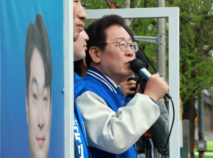 이재명 더불어민주당 대표가 총선 전날인 9일 선거 유세 전 재판에 참석한다. 사진은 지난 8일 서울 서대문구 홍제역 앞에서 김동아 서대문갑 후보 지지유세를 하고 있는 이재명 대표. /사진= 뉴시스 