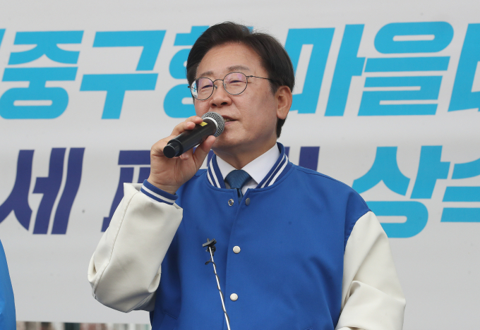 이재명 더불어민주당 대표가 "대선 떄보다 절박하다"며 지지를 호소했다. 사진은 이 대표가 지난 8일 서울 중구 신일교회 앞에서 박성준 서울 중·성동을 민주당 후보 지원 유세를 하는 모습. /사진=뉴스1