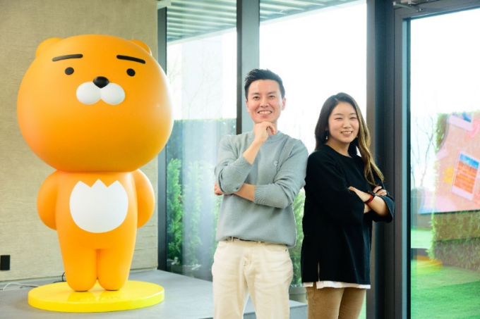 삼성전자는 카카오와 손잡고 카톡 대화는 물론 사진, 영상 등 다양한 데이터를 새 갤럭시 스마트폰으로 한번에 손쉽게 옮길 수 있도록 했다. /사진=삼성전자