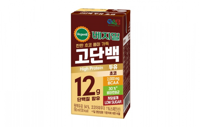 정식품이 일반 우유나 두유보다 식물성 단백질을 2배 더 함유한 '베지밀 고단백 두유 초코'를 출시했다. /사진=정식품