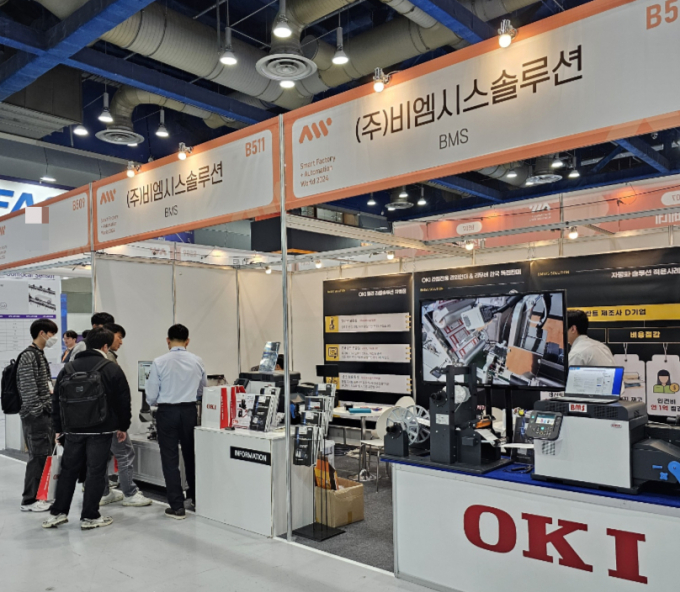 비엠시스솔루션이 지난달 27일부터 29일까지 서울 강남구 코엑스에서 진행된 '스마트공장·자동화 산업전'에 참석해 맞춤형 로봇팔 프린팅 솔루션을 선보였다. /사진=비엠시스솔루션