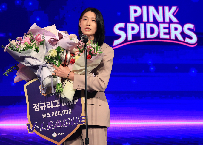 김연경(흥국생명)이 8일 서울 양재동 더케이호텔에서 열린 V리그 시상식에서 현역 생활을 연장을 발표했다. 사진은 이날 여자부 정규리그 MVP 수상 소감을 밝히는 김연경. /사진=뉴스1
