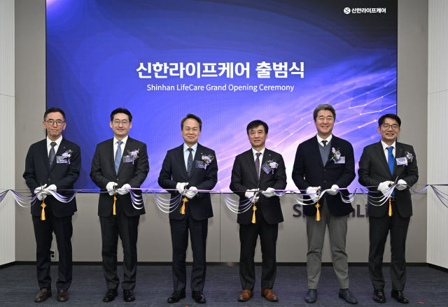 신한라이프케어가 실버타운을 중장기적으로 2개 이상 운영할 예정이다. 우석문 신한라이프케어 대표(왼쪽 첫번째)가 올해 1월26일 서울 중구 신한L타워에서 열린 ‘신한라이프케어 출범식’에서 테이프 커팅을 하고 있다./사진=신한라이프  