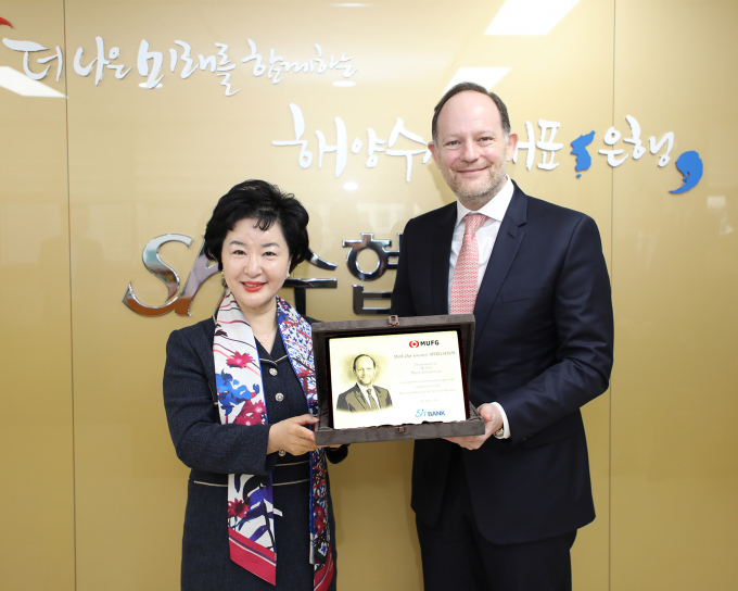 Sh수협은행은 지난 8일 일본 3대 은행 중 하나인 MUFG은행 주요 경영진이 수협은행을 방문해 양사의 글로벌 경쟁력 강화 협력방안을 논의하기 위한 간담회를 가졌다고 9일 밝혔다.  사진은 간담회를 마친 강신숙 은행장(왼쪽)이 MUFG은행 마크 헨더슨(Mark Henderson) 아시아지역 총괄대표에게 감사패를 전달하고 기념촬영을 하는 모습./사진=Sh수협은행