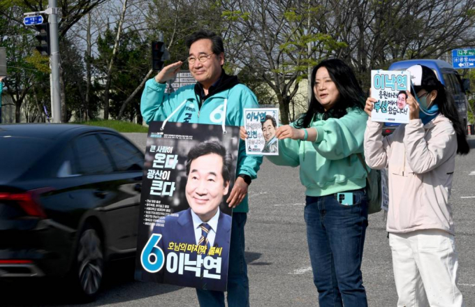 제22대 국회의원 선거 투표를 하루 앞두고 이낙연 새로운미래 대표가 총선 후 윤석열 대통령이 탈당할 것이라고 내다봤다. 사진은 9일 오전 광주 광산구 장덕동에서 새로운미래 이낙연 후보가 출근길 인사를 하고 있는 이낙연 대표. /사진=  뉴시스 