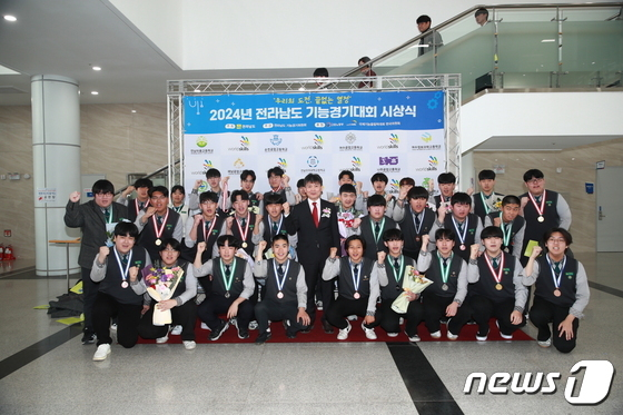 전남기능경기대회 종합 1위를 차지한 여수공업고등학교 학생들이 파이팅을 외치며 기념 촬영을 하고 있다./뉴스1