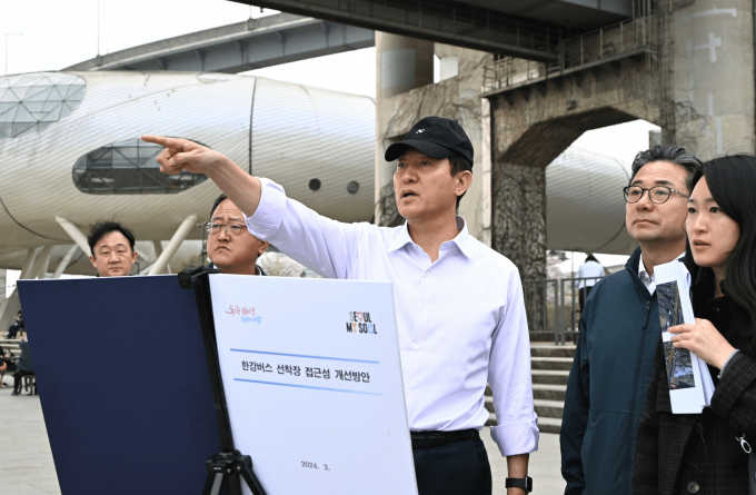 오세훈 서울시장이 오는 10월부터 운행 계획인 한강 리버버스 뚝섬 선착장 건립 예정지를 찾아 선착장 조성 관련 내용을 보고 받고 시민 안전 대책 강화 등을 지시하고 있다./사진 제공=서울시