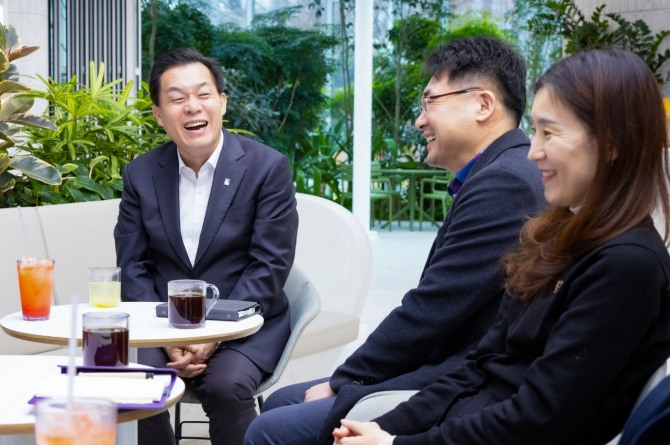 이재준 시장이 지난 2월 새빛민원실을 찾은 국토교통부 고객만족센터 관계자들과 이야기를 나누고 있다. / 사진제공=수원특례시