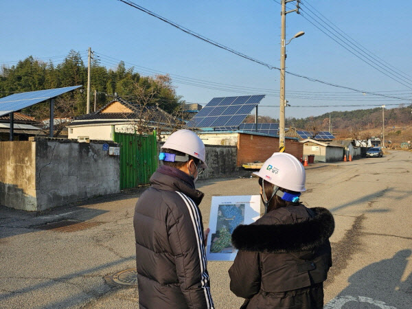 태양광 설치작업./사진=광주 남구청