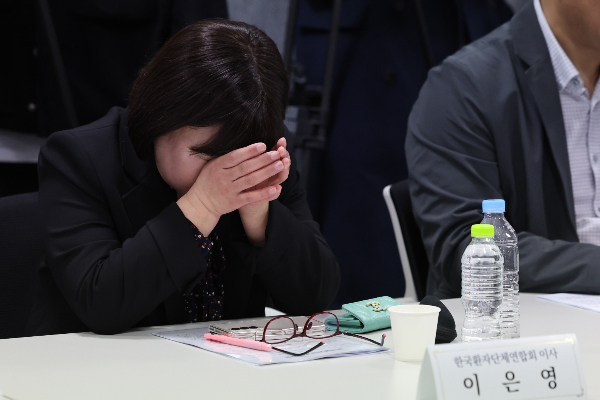 한국환자단체연합회가 의료 공백의 신속한 해결 및 환자중심 의료 환경 구축에 대한 국민동의청원을 오는 5월4일까지 진행한다. 이은영 한국환자단체연합회 이사가 지난 4일 오전 서울 중구 서울시티타워에서 열린 복지부와의 간담회에 앞서 생각에 잠겨 있다. /사진=뉴스1