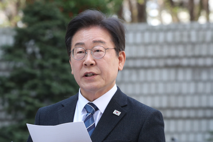 이재명 더불어민주당 대표가 재판 출석을 앞두고 "제가 다하지 못하는 제1야당 대표의 역할을 국민 여러분이 대신해달라"고 말했다. 사진은 이 대표가 9일 서울 서초구 서울중앙지방법원에서 열리는 '대장동 배임·성남FC 뇌물' 관련 특정범죄가중처벌등에관한법률위반(뇌물) 등 공판 출석에 앞서 기자회견을 하는 모습. /사진=뉴스1