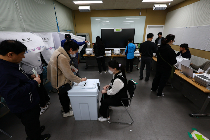 4·10 총선 사전투표 업무를 했던 남원시청 여성 공무원인 A씨가 투표 업무를 마친 다음날 쓰러져 숨졌다. 사진은 지난 6일 서울 은평구 불광보건분소에 마련된 사전 투표장에서 유권자들이 사전투표를 하는 모습. /사진=뉴시스