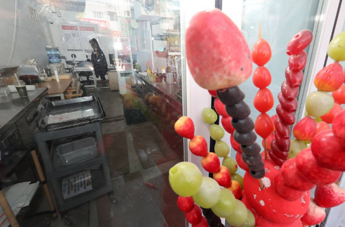  탕후루 열풍이 식으면서 폐점률이 높아지고 있는 가운데 자영업자들의 걱정도 늘고 있다. 9일 오전 지난달 폐업한 서울시내 한 대학가 탕후루 가게 내부에 조리도구들이 방치돼 있다. /사진=뉴시스