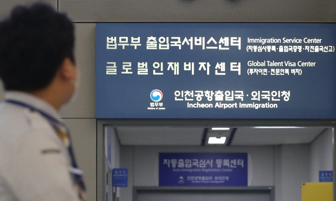 불법 취업을 목적으로 입국한 말레이시아인 수백명에게 허위 난민신청 및 체류기간 연장 신청을 알선하고 수억원을 챙긴 40대가 검찰에 넘겨졌다. 사진은 인천국제공항 1터미널 출입국외국인청. /사진=뉴스1