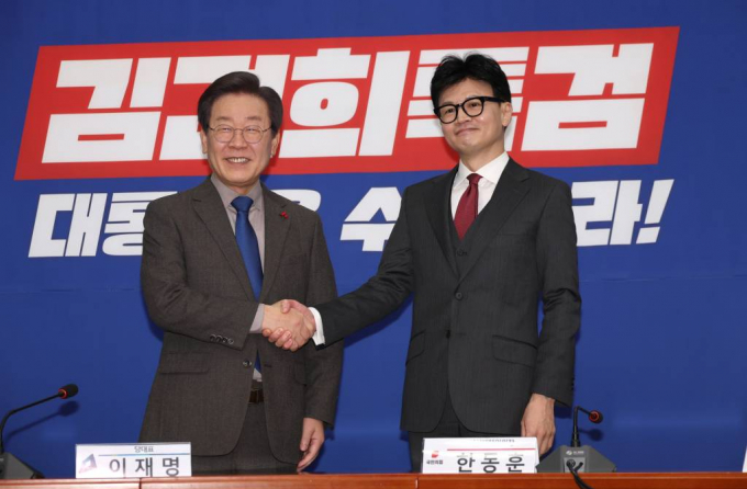 총선을 하루 앞두고 두 심판론이 팽팽히 맞서고 있다. 사진은 지난해 29일 서울 여의도 국회 민주당 대표실에서 회동을 하고 있는 한동훈 국민의힘 비상대책위원장과 이재명 더불어민주당 대표. /사진= 뉴스1