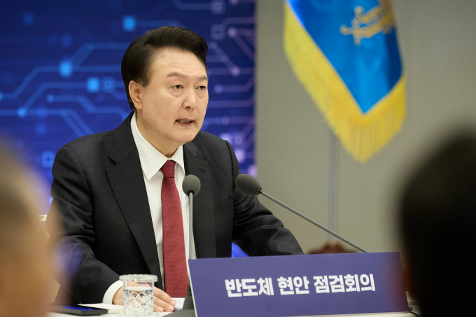 윤석열 대통령이 9일 '반도체 현안 점검회의'에서 AI(인공지능)·AI반도체 분야에 오는 2027년까지 9조4000억원을 투자하겠다고 말했다. 사진은 윤 대통령이 9일 서울 용산 대통령실 청사에서 열린 반도체 현안 점검회의에서 모두발언을 하는 모습. /사진=뉴스1(대통령실 제공) 