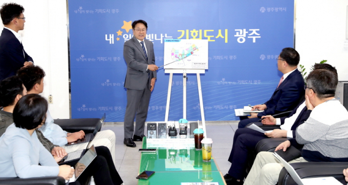 강기정 광주광역시장이 9일 오전 시청 5층 기자실에서 출입기자들과 차담회를 갖고 AI영재고 설립 부지 확정 등에 대해 설명하고 있다./사진=광주시