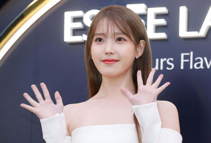 아이유 콘서트 티켓 부정 거래 누명을 쓴 팬이 팬클럽 영구 제명까지 당했던 가운데, 소속사가 관련 제도 개선을 약속했다. 사진은 지난 2월 서울 성수동에서 진행된 한 메이크업 브랜드의 팝업 스토어 오픈 행사에 참석한 가수 아이유. /사진=뉴스1