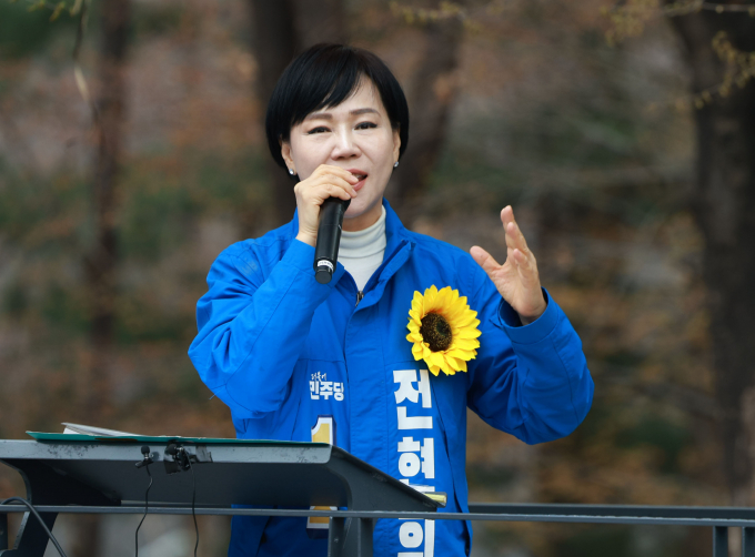 서울시 선거관리위원회는 윤희숙(서울 중·성동갑) 국민의힘 후보가 공보물에 상대 후보인 전현희 더불어민주당 후보를 '역대급 지각대장'이라고 표현한 것을 허위사실로 보긴 어렵다고 판단했다. 사진은 전 후보가 지난달 28일 서울 왕십리역 광장에서 발언하는 모습. /사진=뉴시스