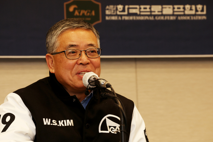 김원섭 KPGA 회장이 간담회에서 발언하는 모습. /사진= KPGA